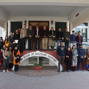 Group photo Lt. Gen Tariq Parvaiz with students of batch 4